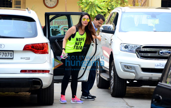 kareena kapoor khan and amrita arora spotted outside her gym in bandra 1