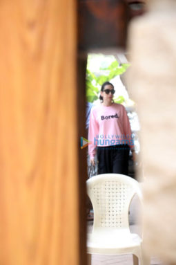 Kareena Kapoor Khan and Karisma Kapoor spotted at Bandra