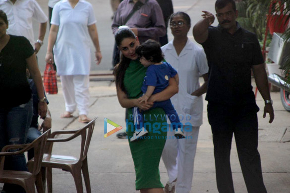 kareena kapoor khan snapped with her son taimur ali khan at mehboob studio in bandra 2
