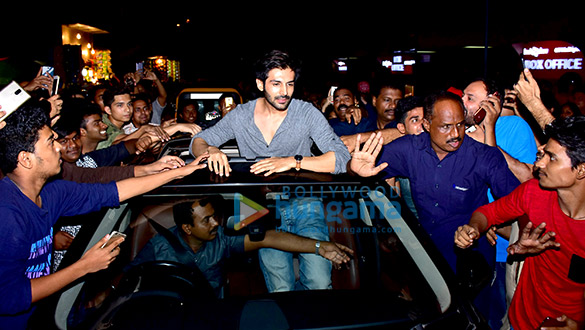 kartik aaryan visits g7 multiplex gaiety galaxy cinema to promote sonu ke titu ki sweety 5