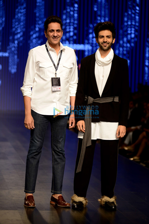 kartik aaryan walks the ramp for pawan sachdeva at the amazon fashion week 4