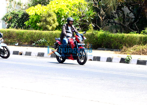 mahendra singh dhoni snapped as he takes a ride in bandra 1