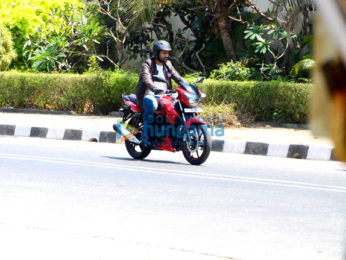 Mahendra Singh Dhoni snapped as he takes a ride in Bandra
