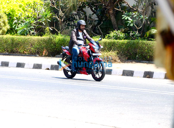 mahendra singh dhoni snapped as he takes a ride in bandra 2