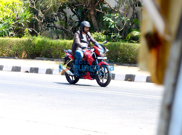 mahendra singh dhoni snapped as he takes a ride in bandra 3