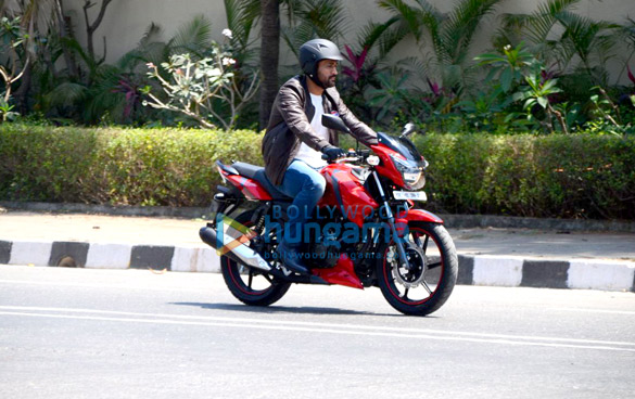 mahendra singh dhoni snapped as he takes a ride in bandra 4