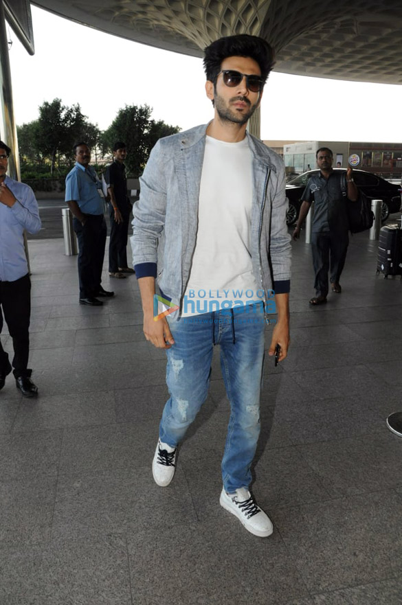 malaika arora and kartik aaryan snapped at the airport 2