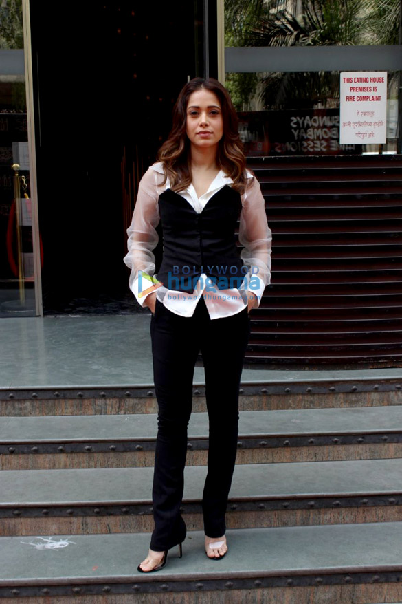 nushrat bharucha snapped outside a restaurant 3