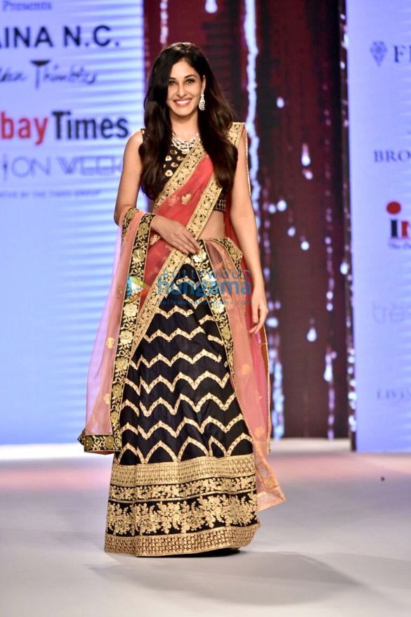 pooja chopra walks the ramp at the bombay times fashion week 2