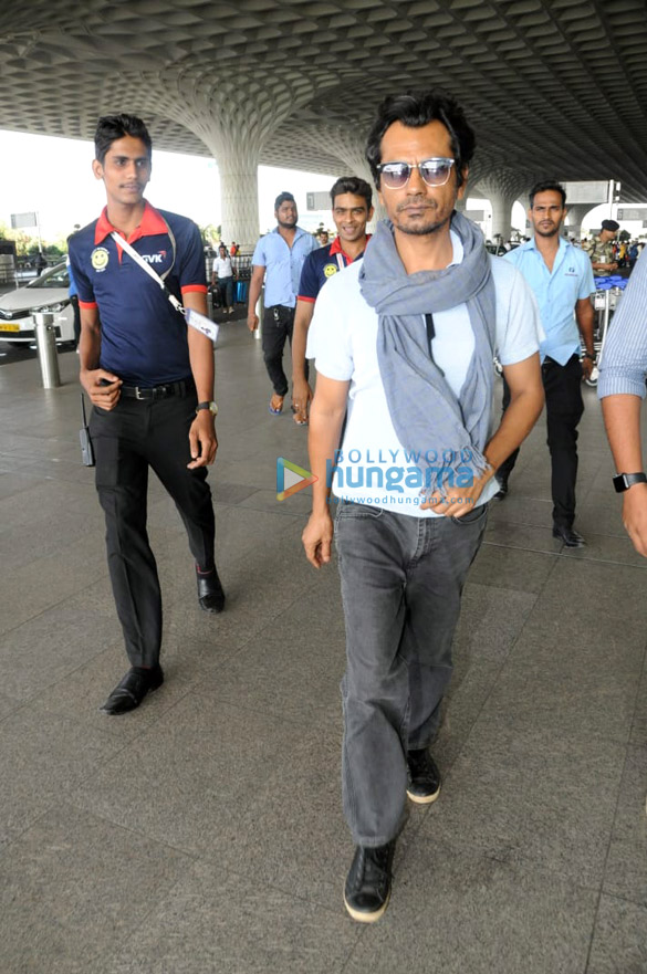 pooja hegde tamannaah bhatia and others snapped at the airport6 1