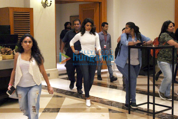 priyanka chopra snapped in juhu 1 2