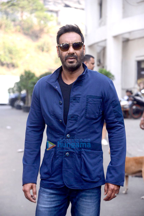 raid stars ajay devgn and ileana dcruz snapped with shilpa shetty on super dancer 2 sets 2