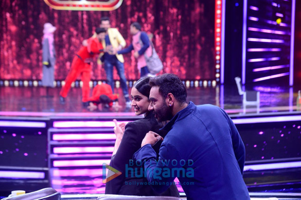 raid stars ajay devgn and ileana dcruz snapped with shilpa shetty on super dancer 2 sets 3