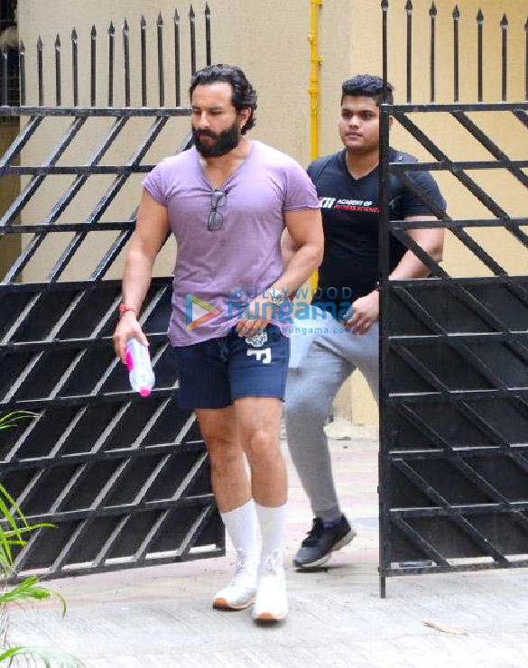 saif ali khan spotted after his gym session in bandra 1