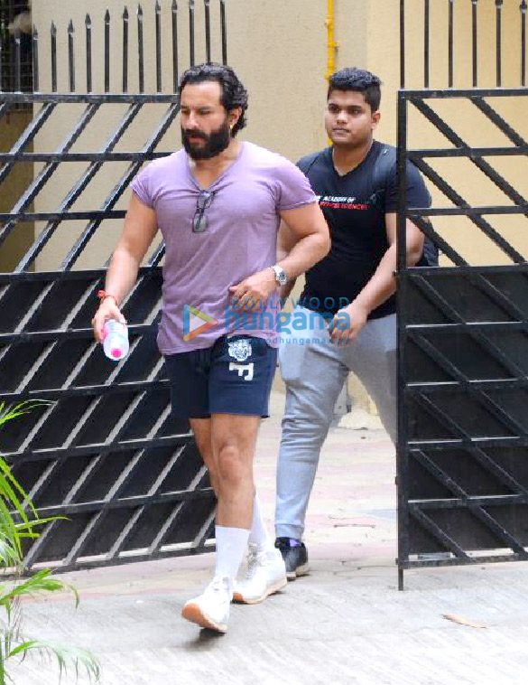 saif ali khan spotted after his gym session in bandra 5