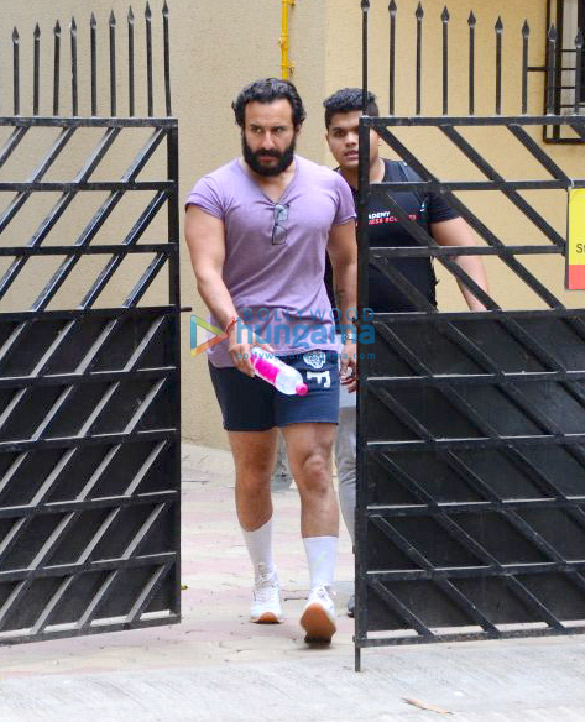 saif ali khan spotted after his gym session in bandra 6