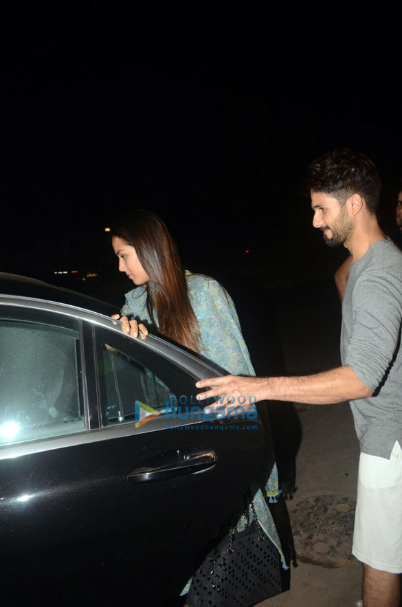 shahid kapoor and mira rajput snapped with brother ishaan khatter in juhu 6