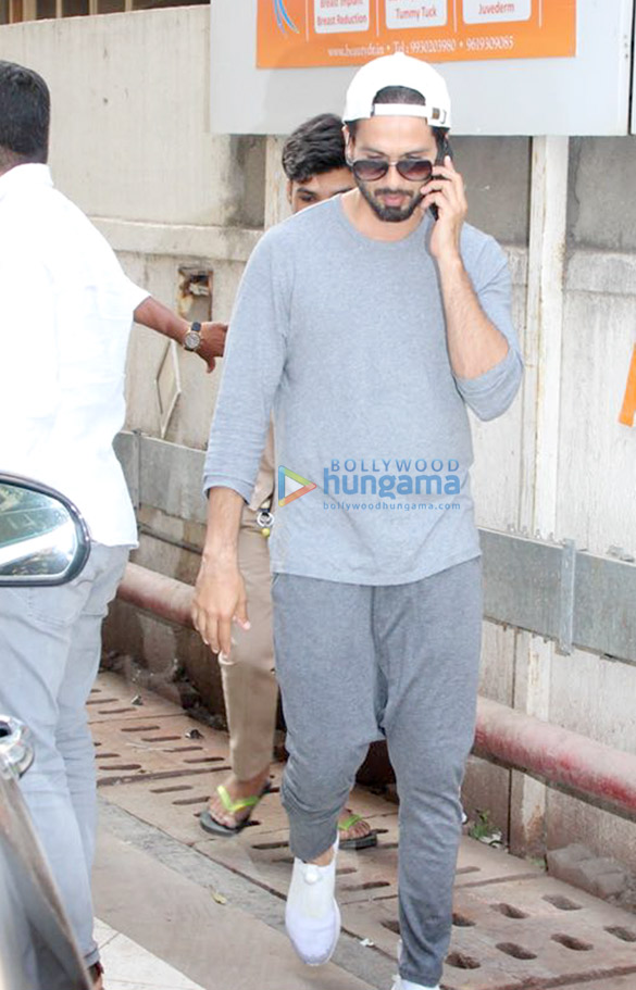 shahid kapoor and mira rajput spotted outside a clinic 2