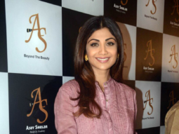 Shilpa Shetty snapped at Raghuleela mall in Kandivali