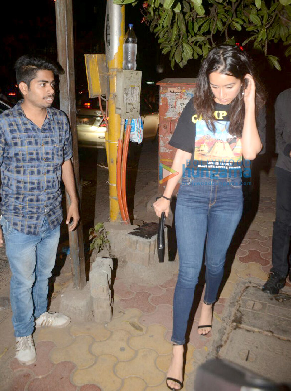 shraddha kapoor snapped with her family post dinner in bandra 2