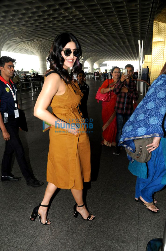Aamir Khan, Shruti Haasan, Athiya Shetty and others snapped at the airport Aamir Khan, Shruti Haasan, Athiya Shetty and others snapped at the airport