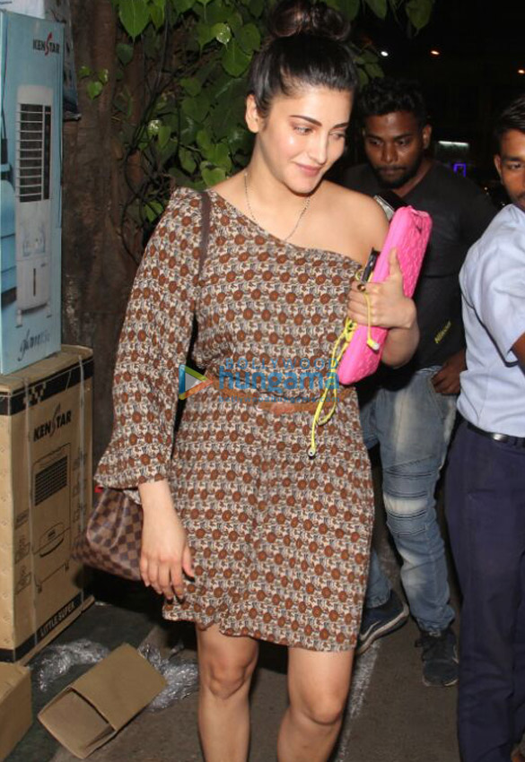 shruti hassan snapped at pali village cafe in bandra 3