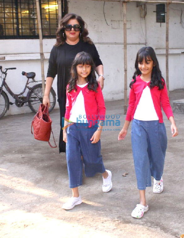 shweta nanda and farah khan snapped outside kromakay salon in juhu 2