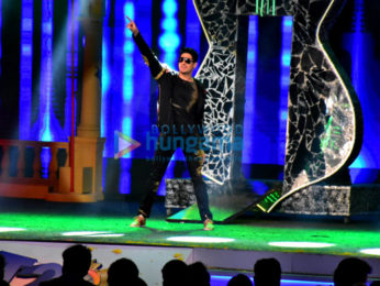Sidharth Malhotra, Kriti Sanon and Madhuri Dixit perform at Mumbai T20 opening ceremony