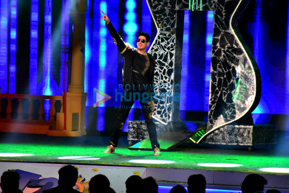 sidharth malhotra and kriti sanon perform at mumbai t20 1