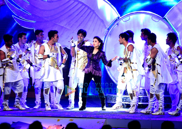 sidharth malhotra and kriti sanon perform at mumbai t20 10
