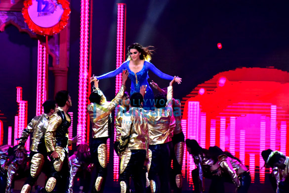 sidharth malhotra and kriti sanon perform at mumbai t20 4