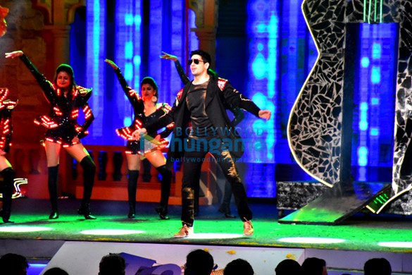 sidharth malhotra and kriti sanon perform at mumbai t20 5
