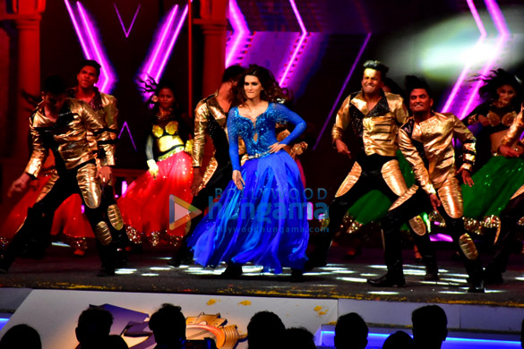 Sidharth Malhotra, Kriti Sanon and Madhuri Dixit perform at Mumbai T20 opening ceremony Sidharth Malhotra, Kriti Sanon and Madhuri Dixit perform at Mumbai T20 opening ceremony