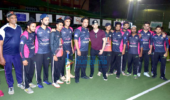 sooraj pancholi attends box cricket match in bandra 4