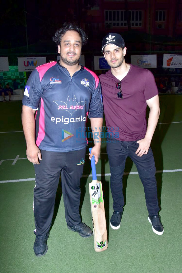 sooraj pancholi attends box cricket match in bandra 6