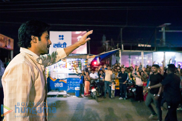 Sui Dhaaga: Varun Dhawan and Anushka Sharma shoot an emotional scene at a bus stop in Bhopal