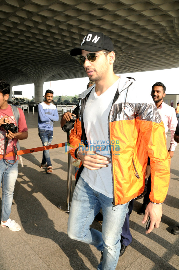 sunny leone snapped at the airport 8