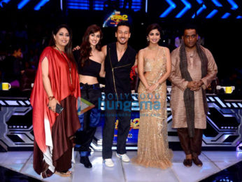 Tiger Shroff and Disha Patani snapped promoting 'Baaghi 2' on sets of Super Dancer Chapter 2