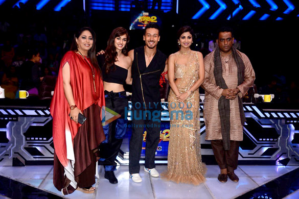 tiger shroff and disha patani snapped promoting baaghi 2 on sets of super dancer chapter 2 3