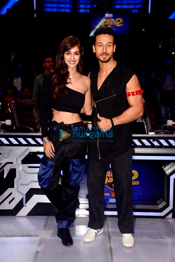 tiger shroff and disha patani snapped promoting baaghi 2 on sets of super dancer chapter 2 4