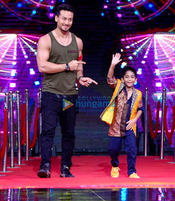 tiger shroff and disha patani snapped promoting their film baghi 2 on high fever dance ka naya tevar 3