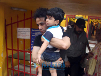 Tusshar Kapoor snapped at a temple in Juhu