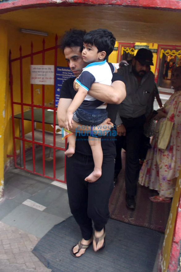 tusshar kapoor snapped at a temple in juhu 2
