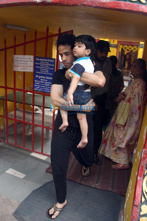 tusshar kapoor snapped at a temple in juhu 4