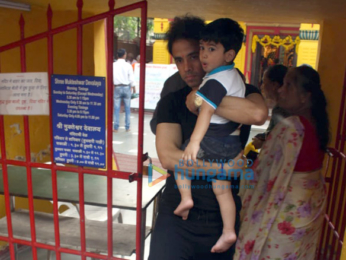 Tusshar Kapoor snapped at a temple in Juhu