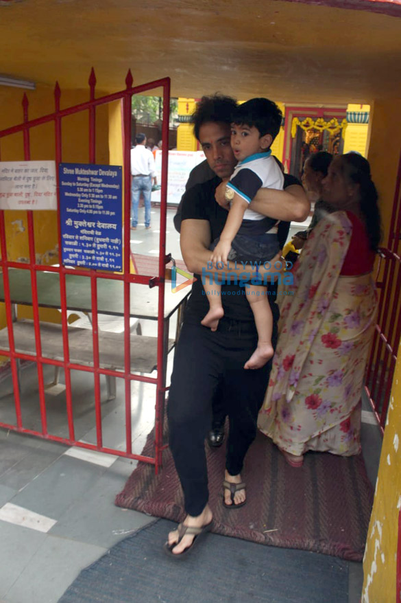 tusshar kapoor snapped at a temple in juhu 5