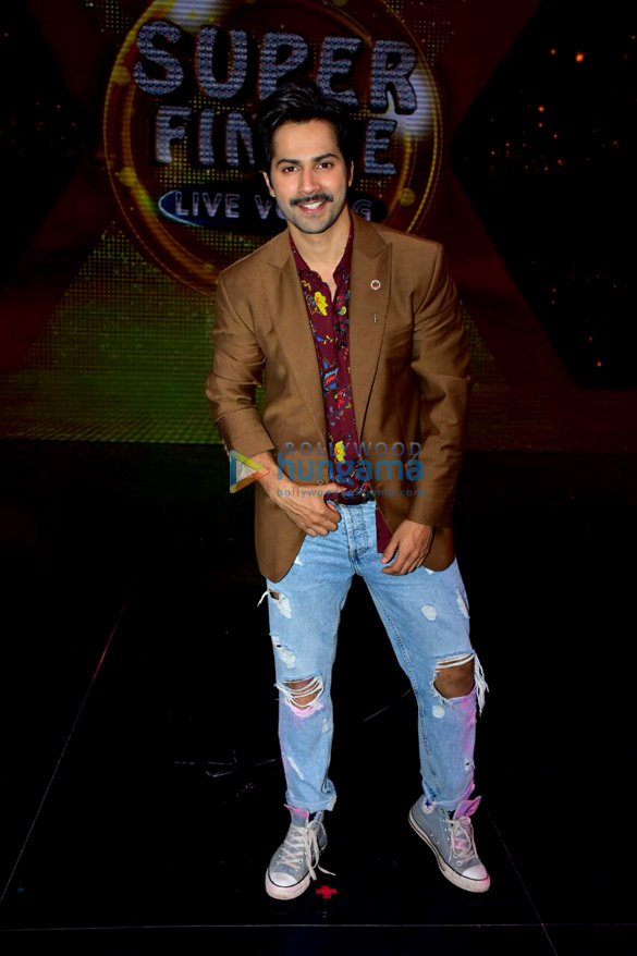 varun dhawan snapped on the sets of the show super dancer 2 1