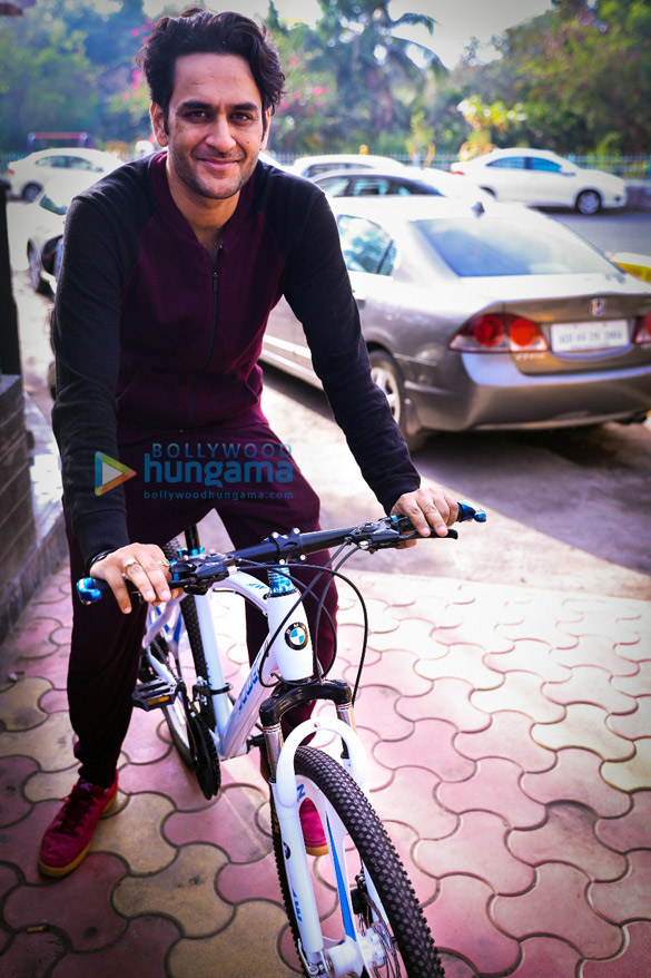 vikas gupta spotted riding a bicycle in mumbai 2