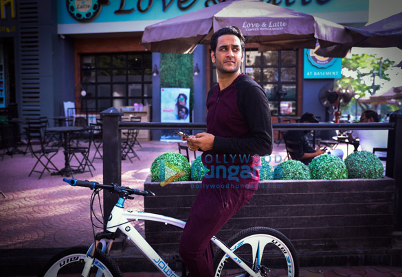 vikas gupta spotted riding a bicycle in mumbai 3