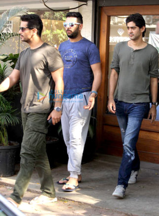 Yuvraj Singh, Angad Bedi and Gaurav Kapoor snapped at Sequel Cafe in Bandra